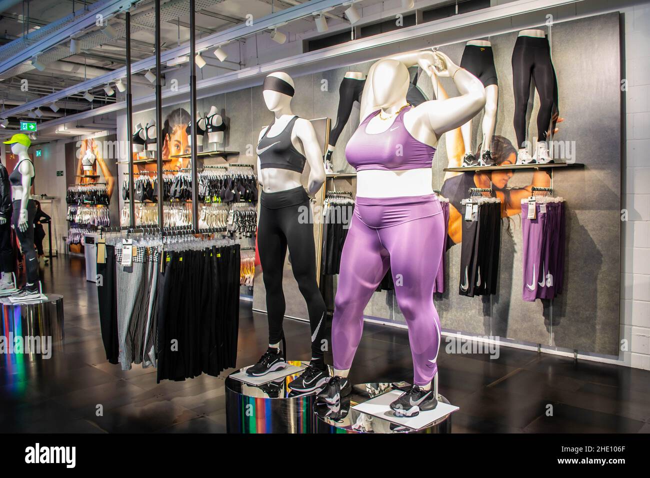 gemelo tragedia Pantano OXFORD STREET, LONDRES, INGLATERRA - 4 de septiembre de 2021: Maniquí de  tamaño plus en NikeTown London Fotografía de stock - Alamy