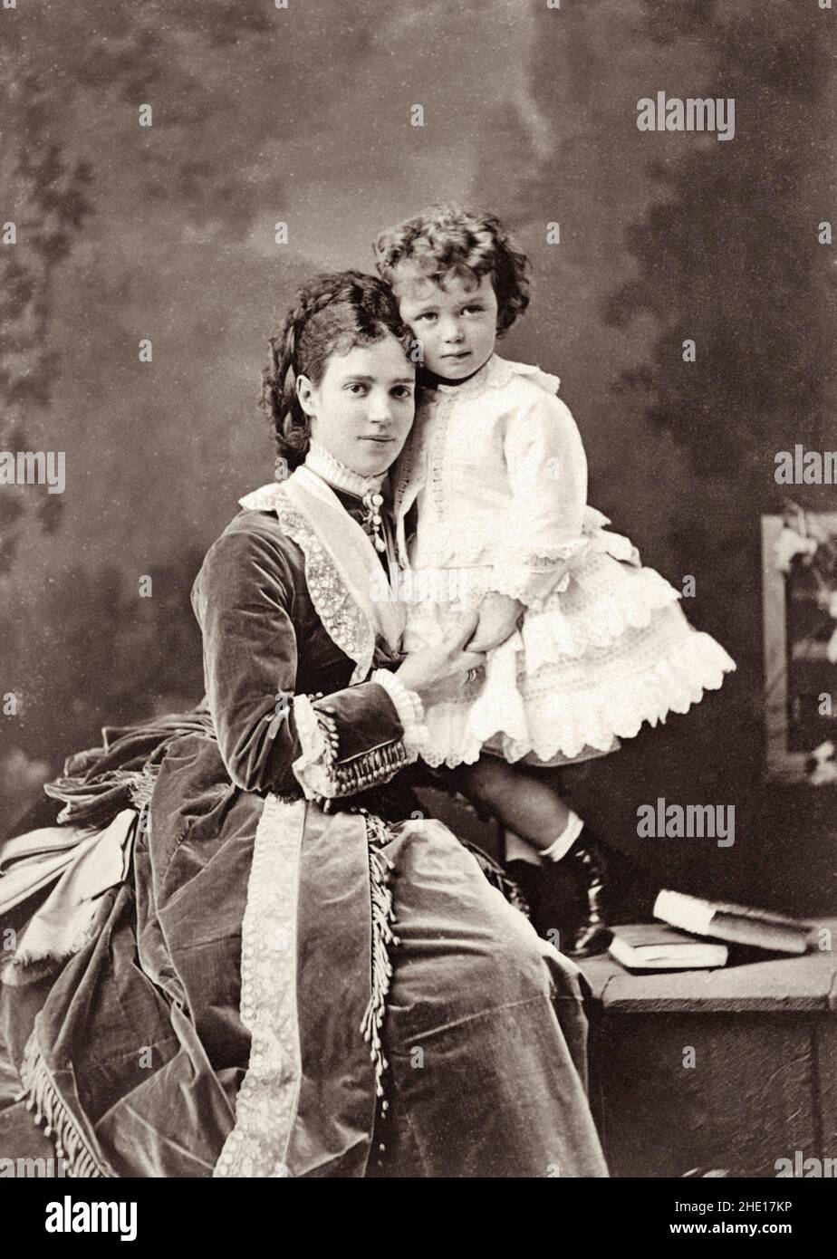 La Dinastía Romanov - El futuro zar Nicolás II, aquí sólo Nicholas Romanov con su madre Maria Fyodorovna (Princesa Dagmar de Dinamarca) Foto de stock