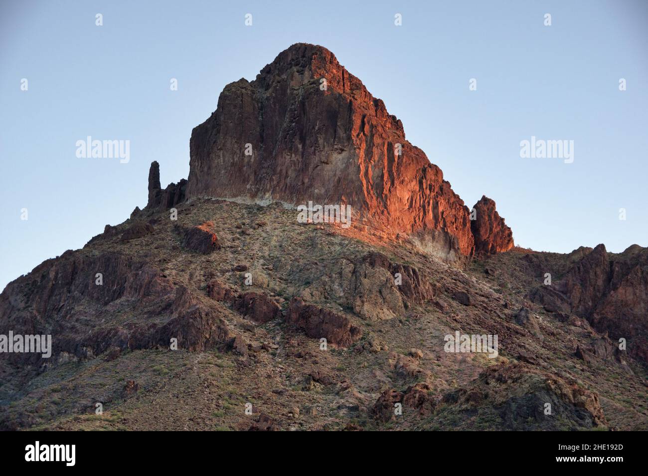 Castle Dome Peak en el Refugio de Vida Silvestre de Kofa en Arizona al atardecer Foto de stock