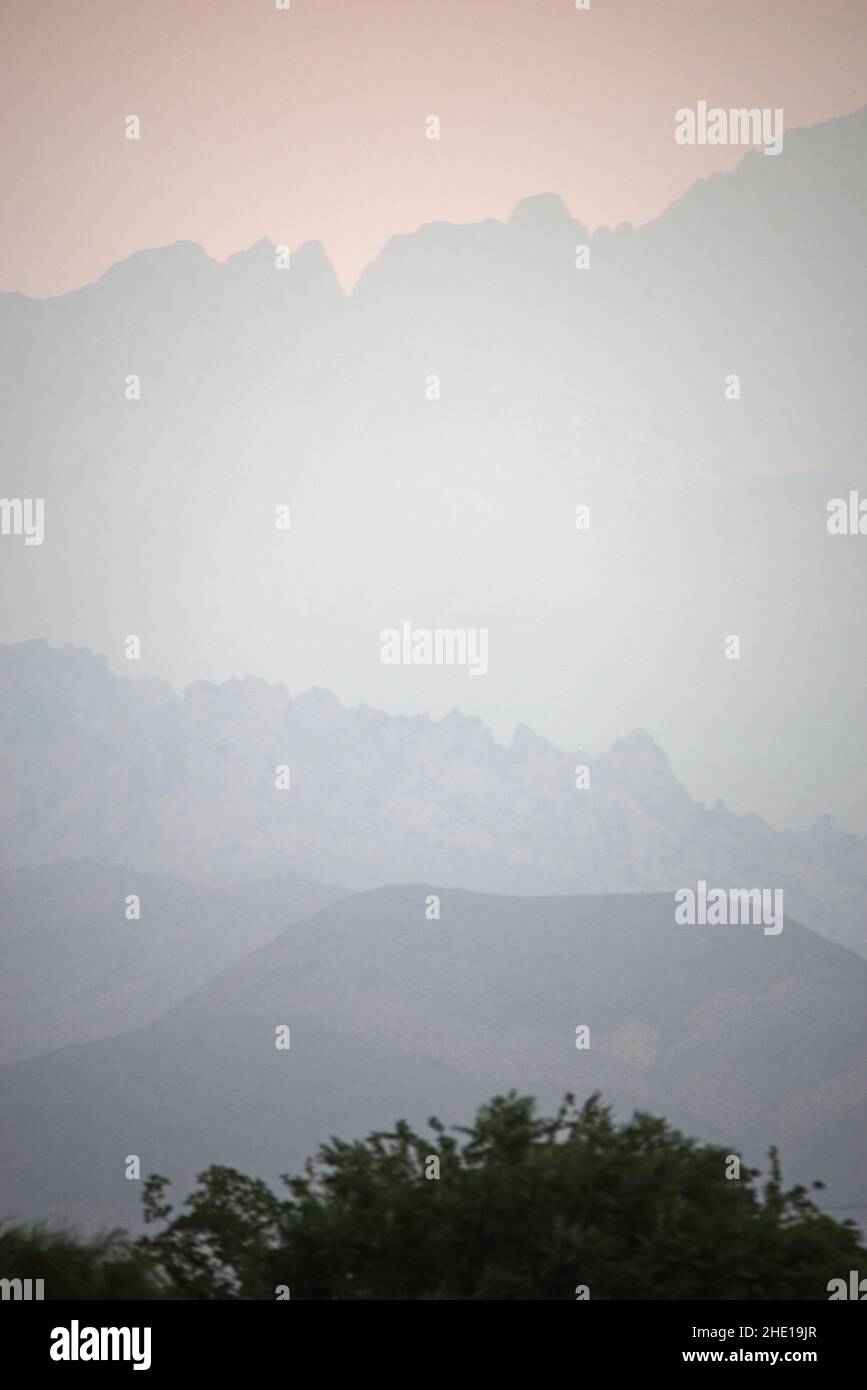 El aire ahumado del fuego salvaje hace para las capas de montaña fantasmales en la sierra oriental de California Foto de stock
