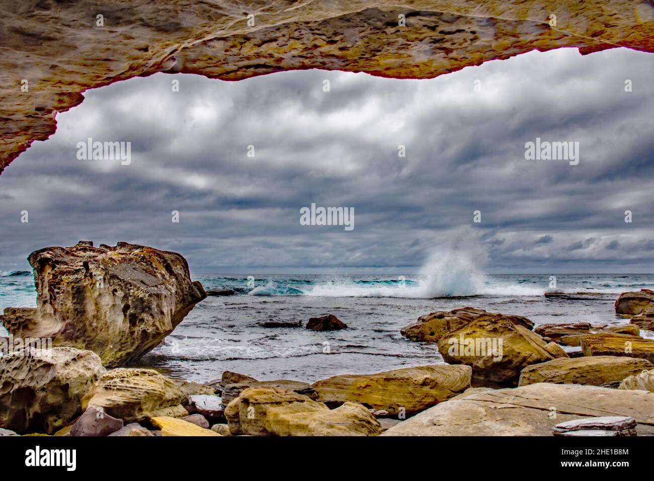 Rocas caídas en la base de la Punta Turimetta en las playas del norte de Sydney. Foto de stock