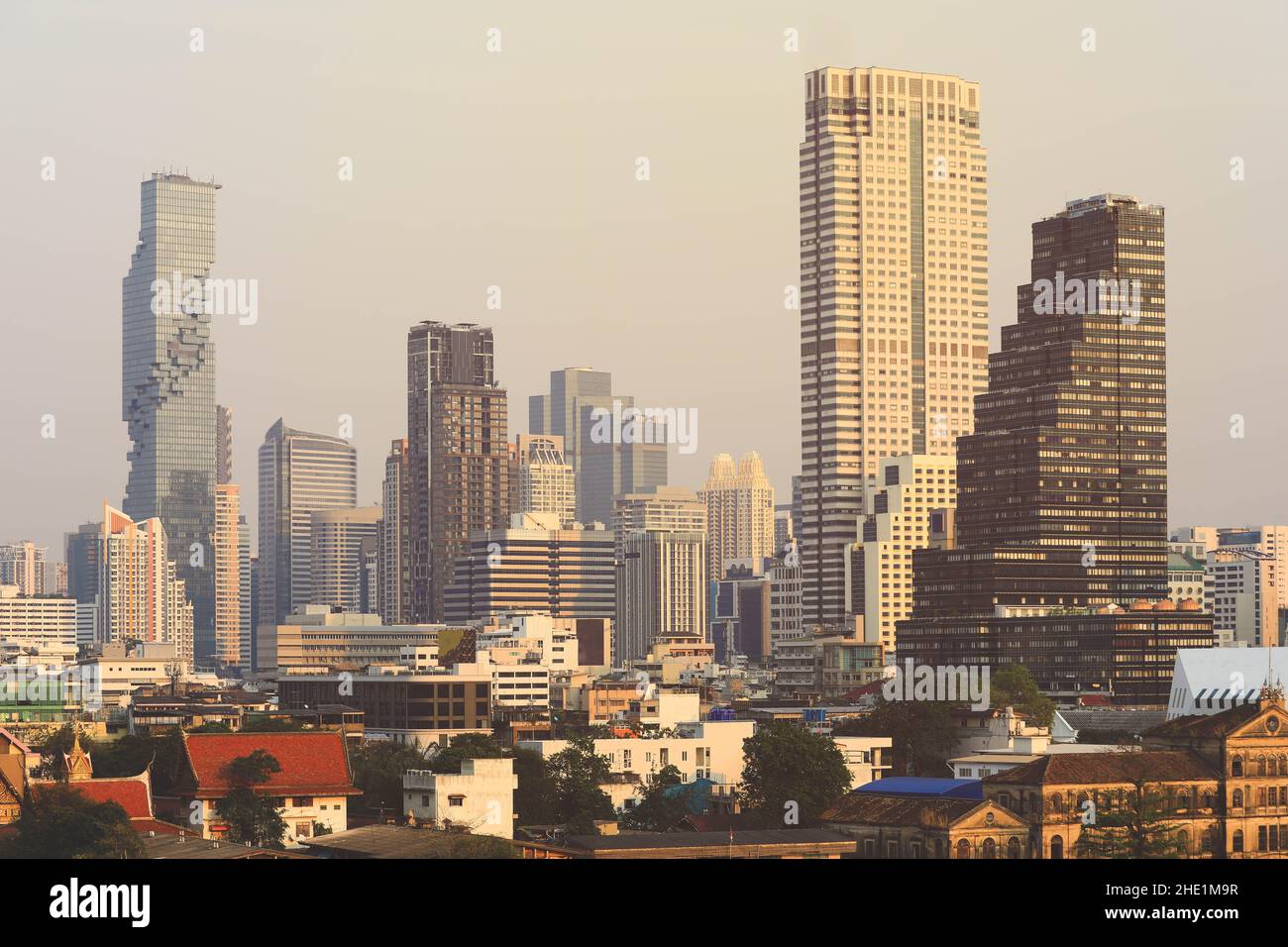 Vista aérea de Bangkok modernos edificios de oficinas, condominio, lugar de vida en la ciudad de Bangkok Foto de stock