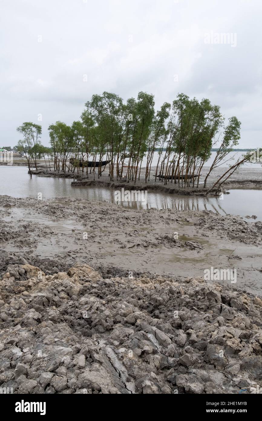 Bangladesh, Provincia de Satkhira, Pratab Nagar, 2021-10-27. Pratab Nagar pueblo gravemente afectado por el cambio climático, incluyendo el aumento de los niveles de agua, er Foto de stock