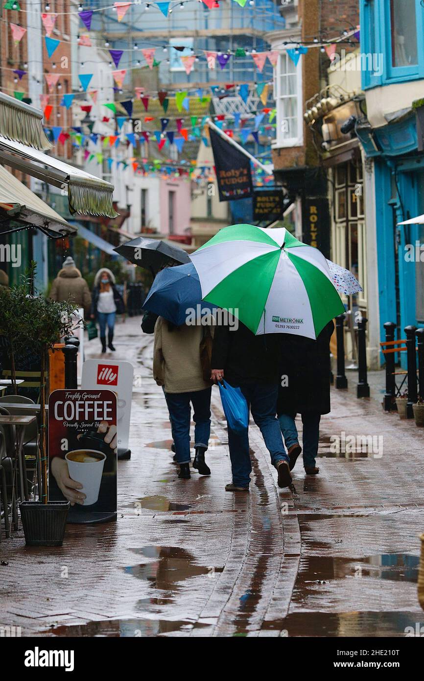 Hastings, East Sussex, Reino Unido. 08 de Ene de 2022. El tiempo en el Reino Unido: Una banda de lluvia intensa contra el clima húmedo golpea la ciudad costera de Hastings en East Sussex. Crédito de la foto: Paul Lawrenson /Alamy Live News Foto de stock