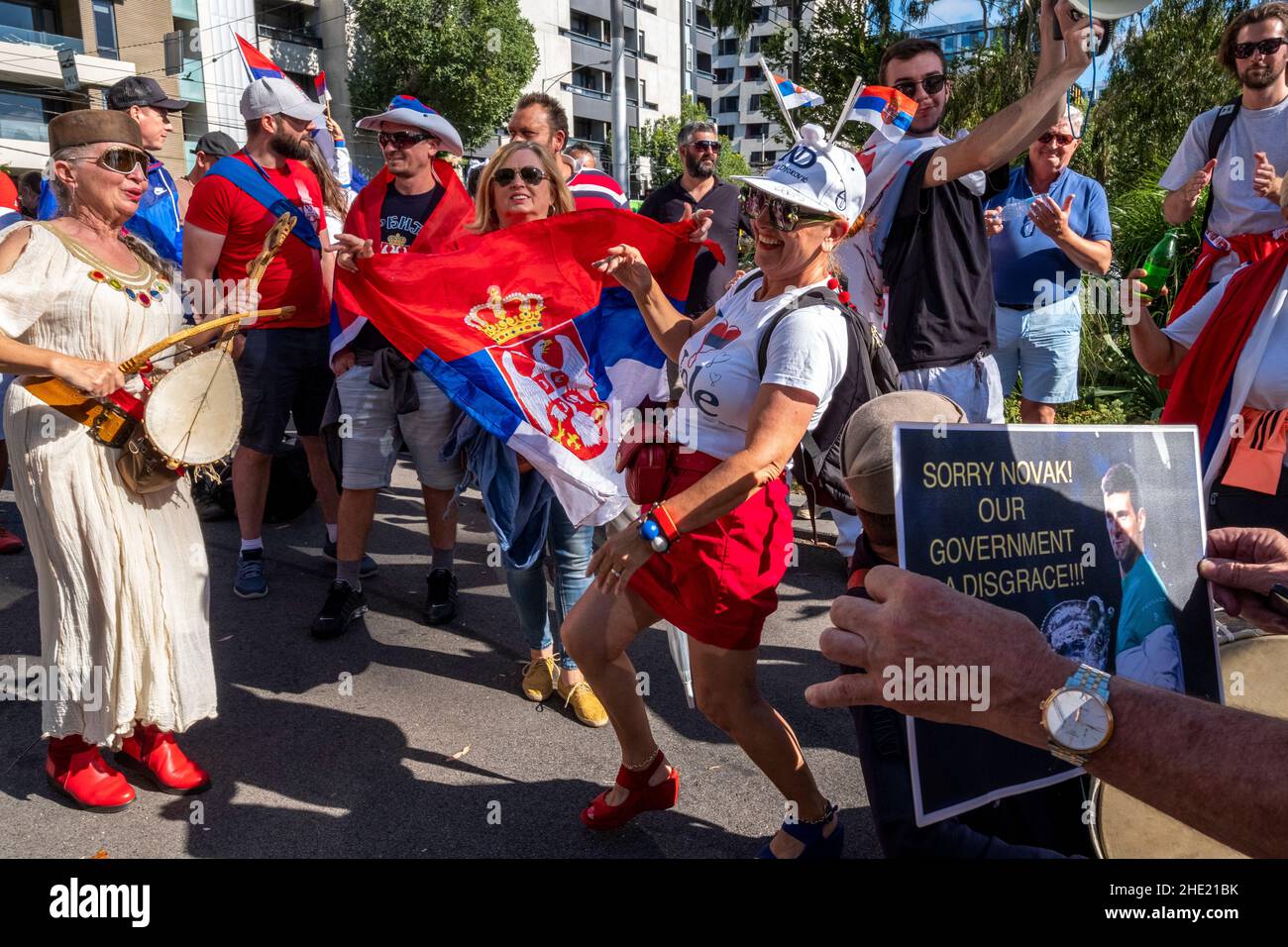 Los partidarios de Novak Djokovic, el jugador de tenis número uno del mundo masculino, se manifiestan fuera del centro de detención de inmigrantes donde se encuentra la estrella del tenis. Carlton Melbourne, Victoria, Australia Foto de stock