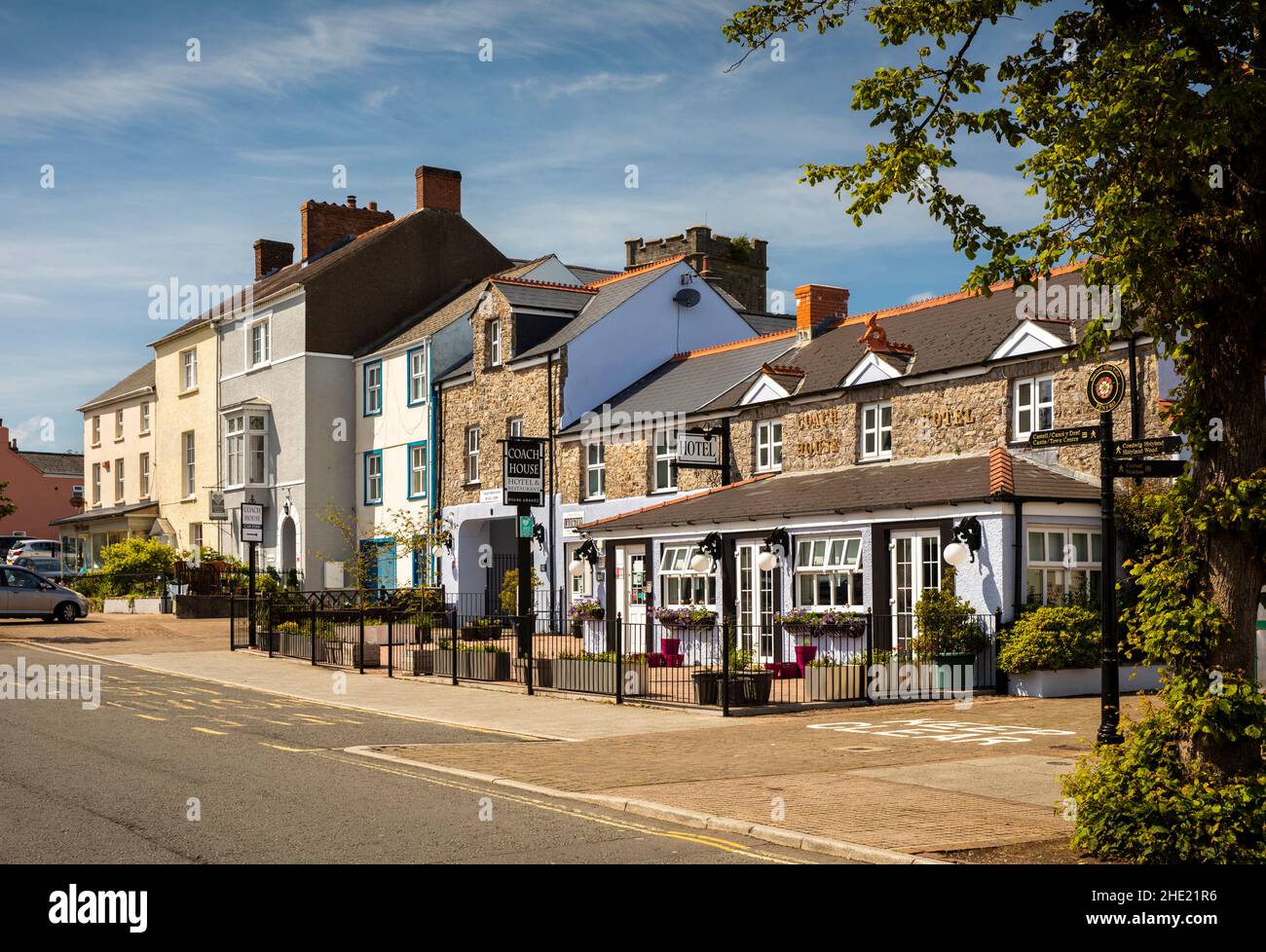 Reino Unido, Gales, Pembrokeshire, Pembroke, Main Street, Hotel Coach House Foto de stock