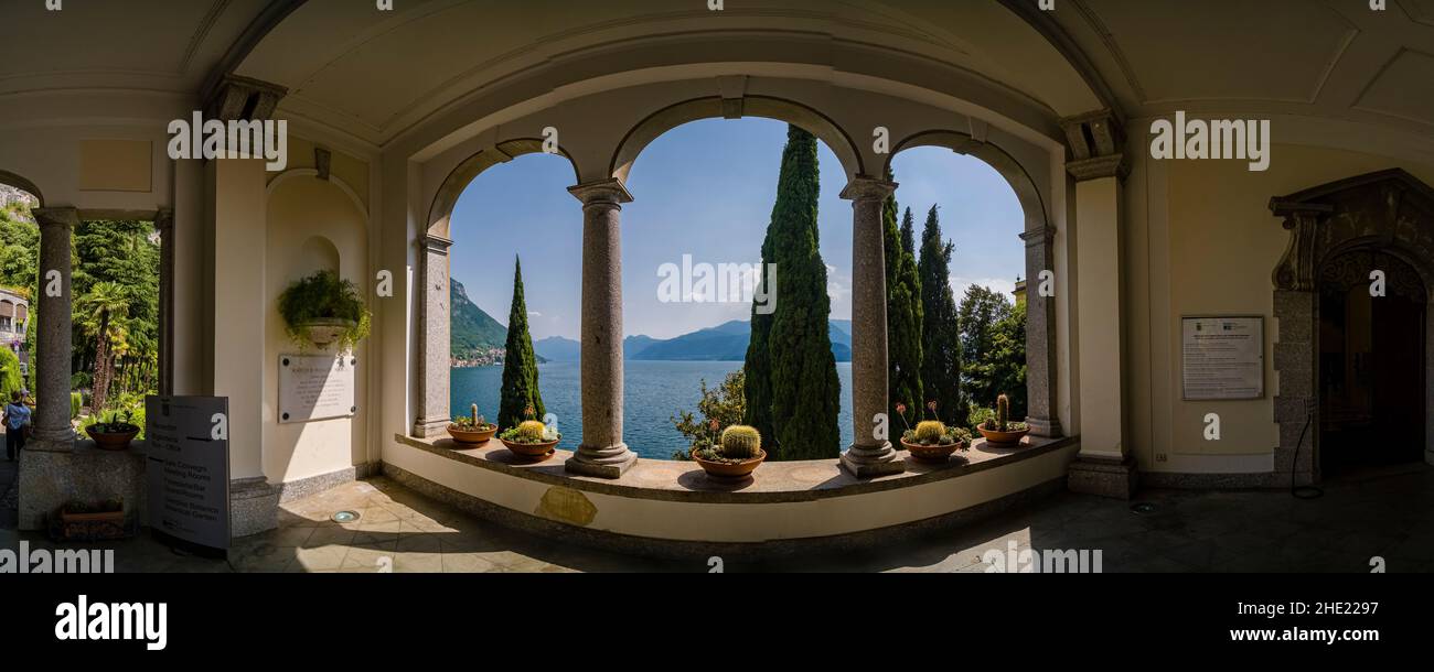 Vista panorámica del Lago Como y las montañas de los alrededores desde las arcadas de Giardino di Villa Monastero. Foto de stock