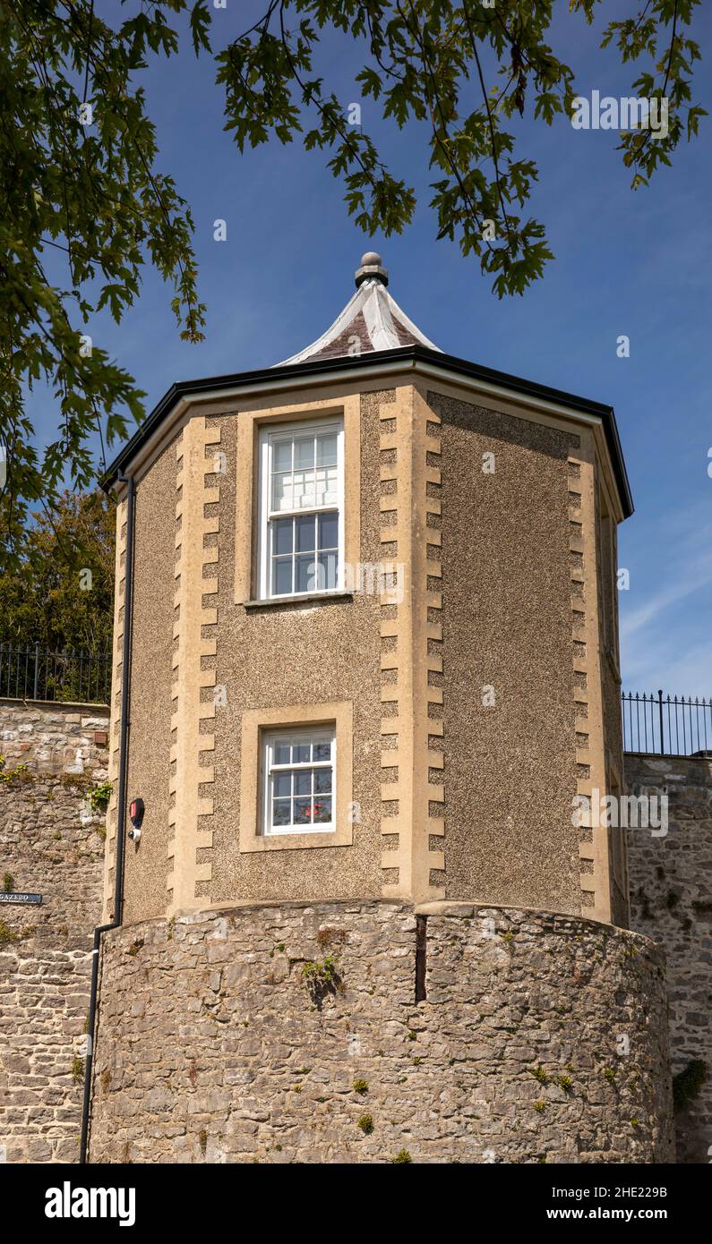 Reino Unido, Gales, Pembrokeshire, Pembroke, Common Road, El cenador, 1800s viviendas construidas en la torre de las murallas de la ciudad vieja Foto de stock