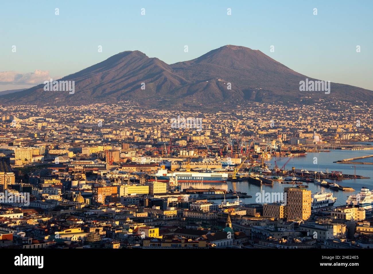 Monte Vesubio desde Nápoles, Italia Foto de stock