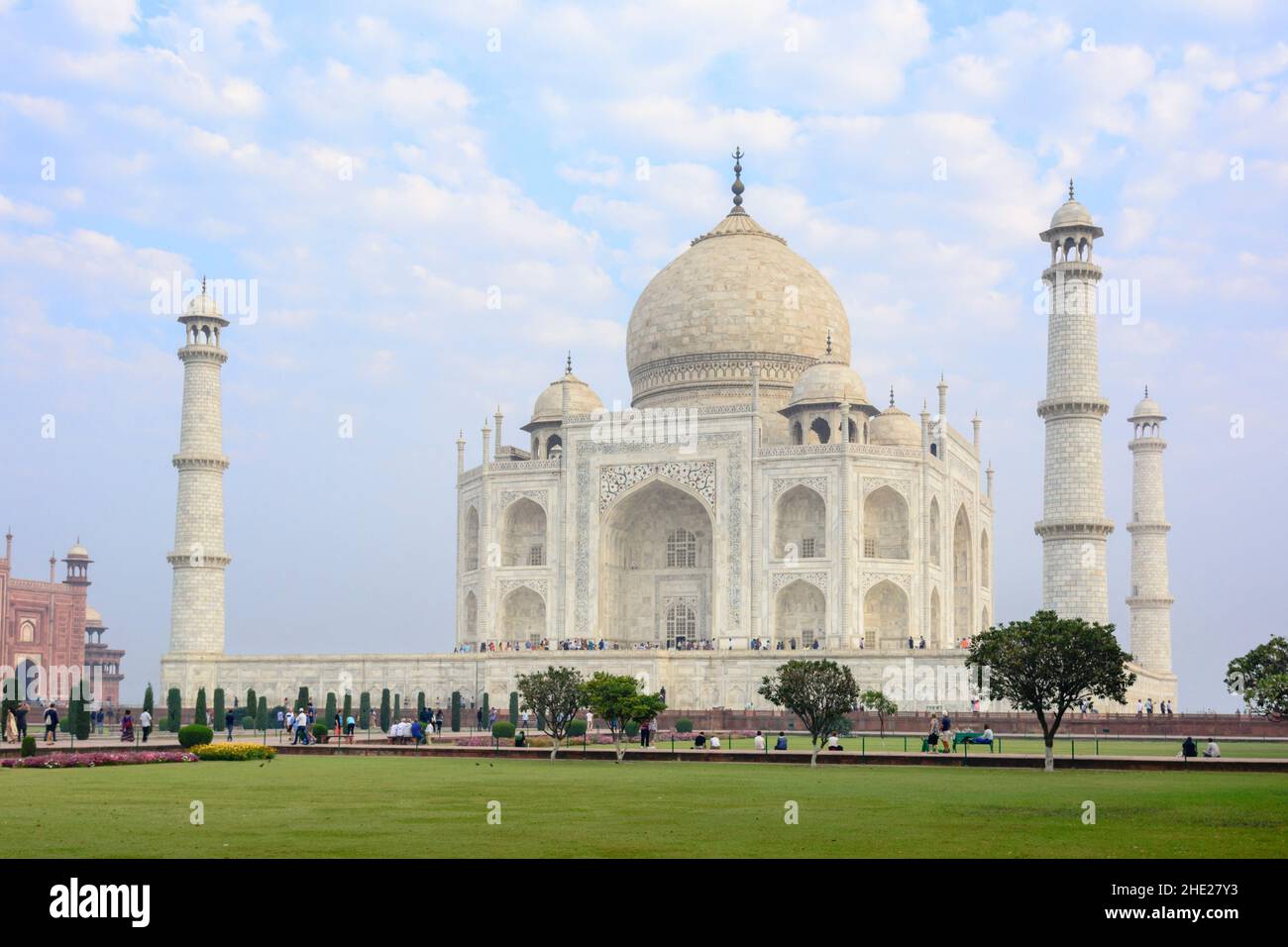 Temprano por la mañana vista del Taj Mahal con sus minaretes, Agra, Uttar Pradesh, India, Asia del Sur Foto de stock