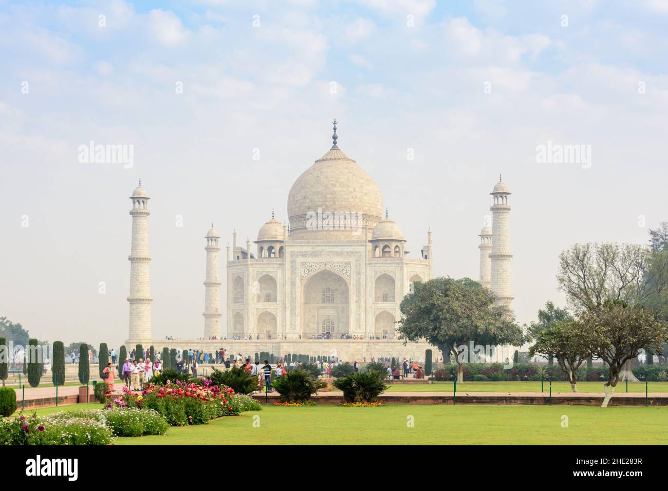 Temprano por la mañana vista del Taj Mahal con sus minaretes, Agra, Uttar Pradesh, India, Asia del Sur Foto de stock