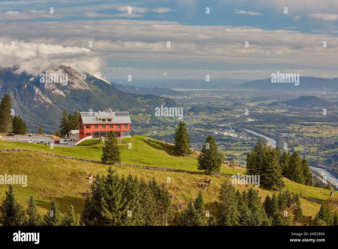 Vista soleada de Berghaus Malbun (casa de montaña, restaurante) y el valle  del Rin. Río Rin hacia Bodensee (Lago Constanza Fotografía de stock - Alamy