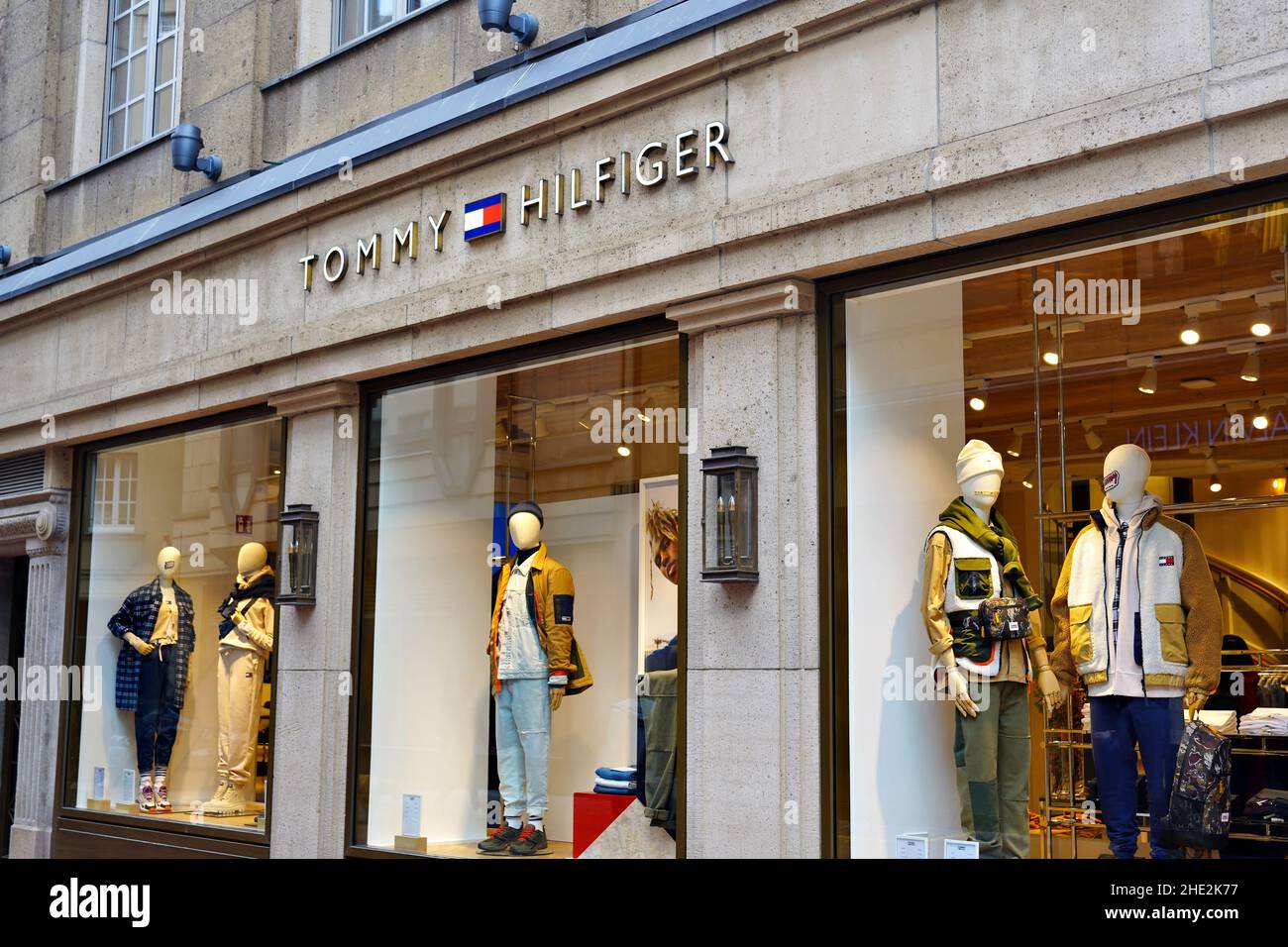 Tienda tommy hilfiger exterior fotografías e imágenes de alta resolución -  Alamy