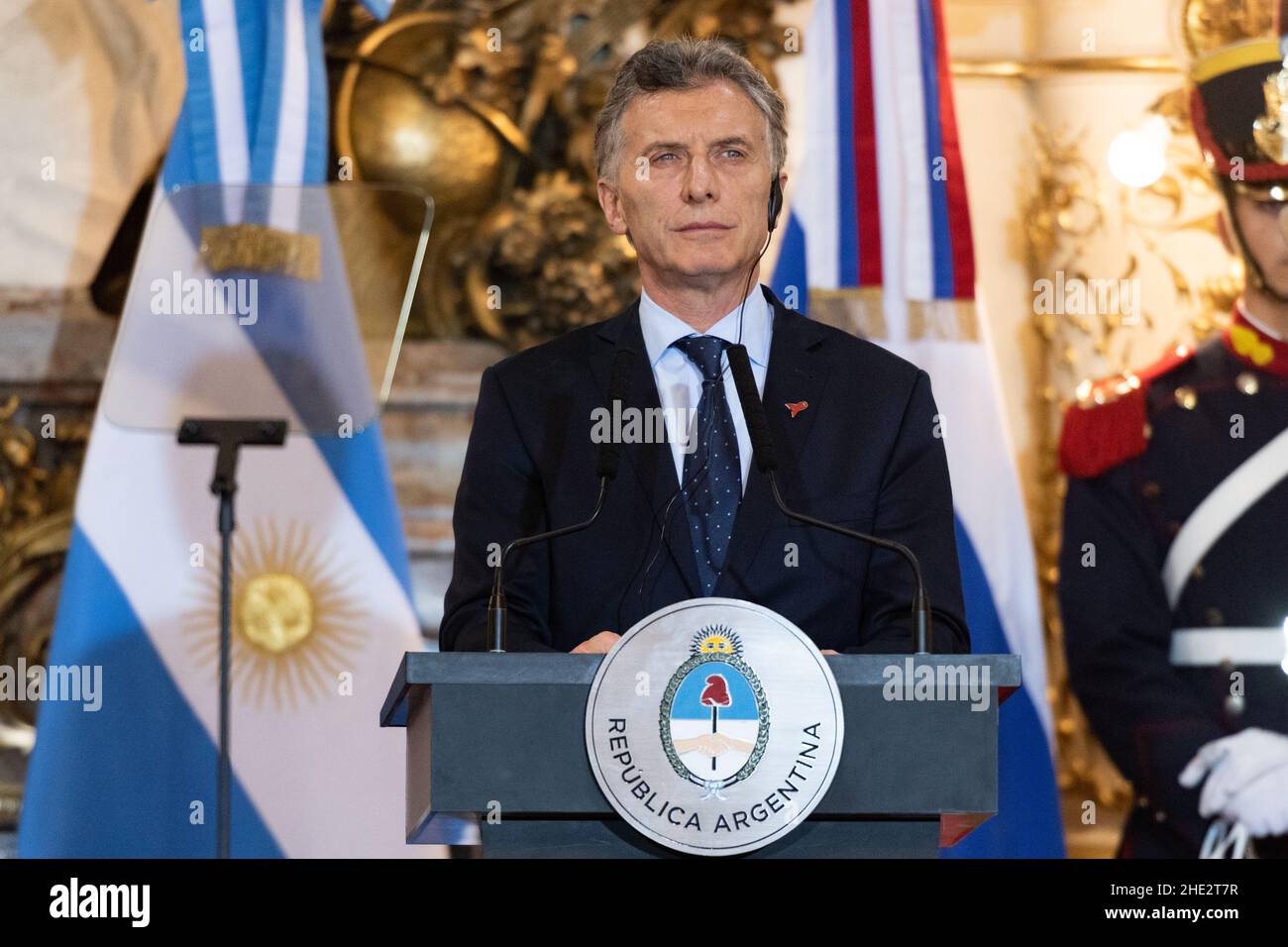 El presidente de Argentina, Mauricio Macri, habla después de reunirse con Vladimir Putin de la Federación de Rusia en el palacio presidencial Foto de stock