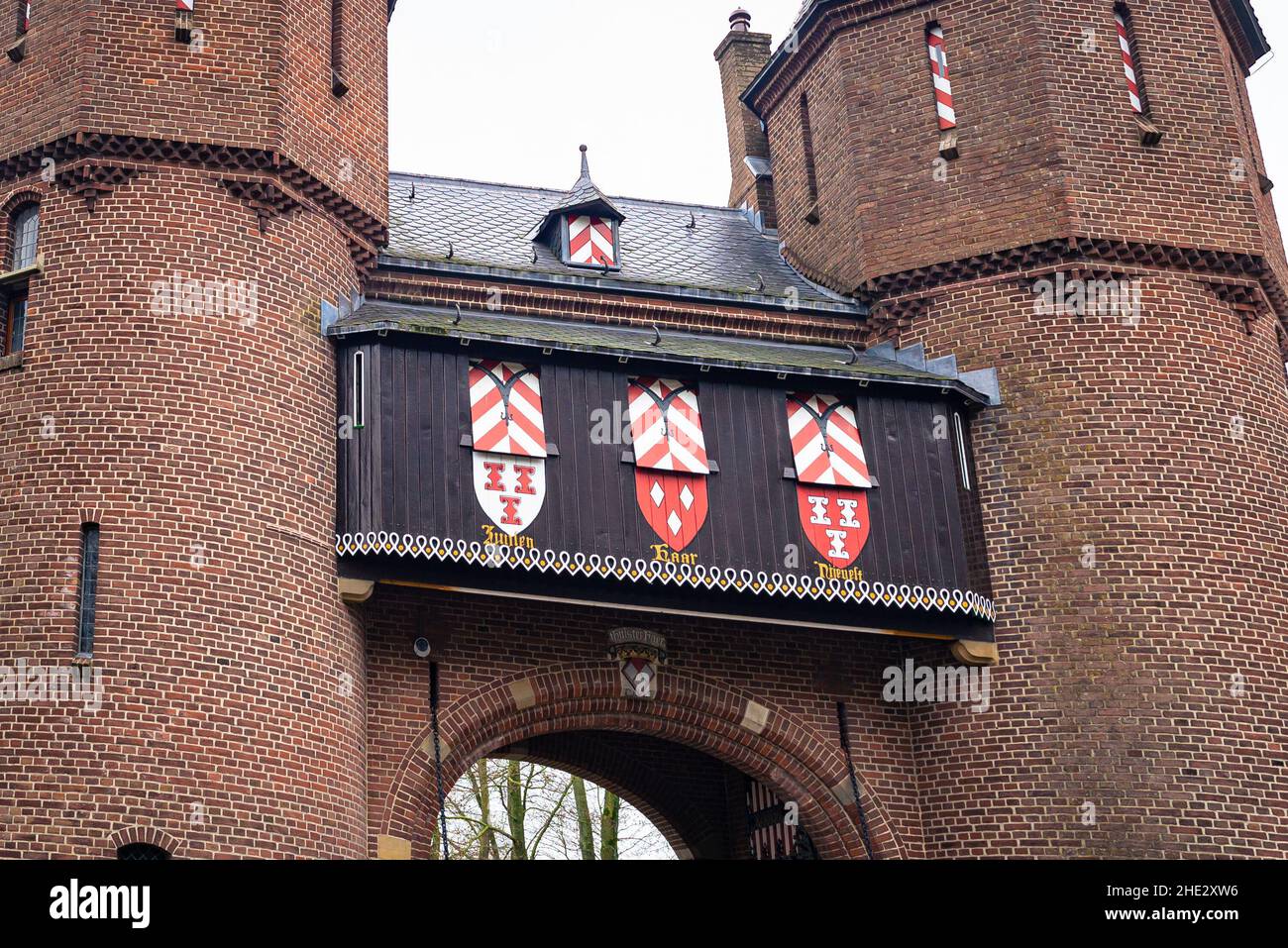 Escudos de armas sobre la puerta de entrada del castillo 'De Haar' cerca del pueblo de Haarzuilens, los Países Bajos. Foto de stock