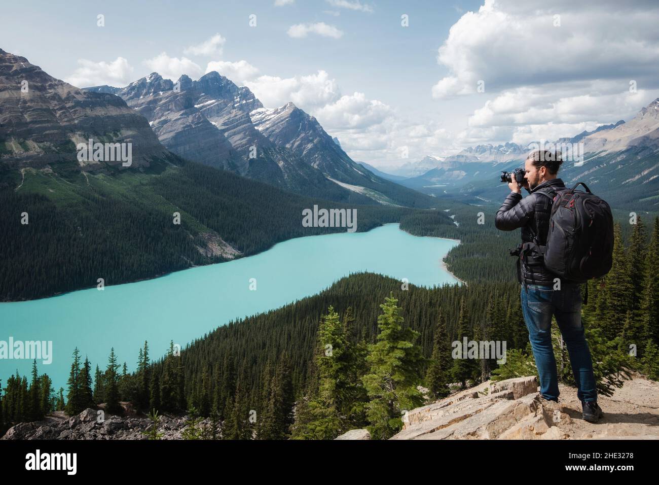 Fotógrafo de paisajes haciendo fotos en el Lago Peyto en el Parque Nacional Banff, Alberta, Canadá. Foto de stock