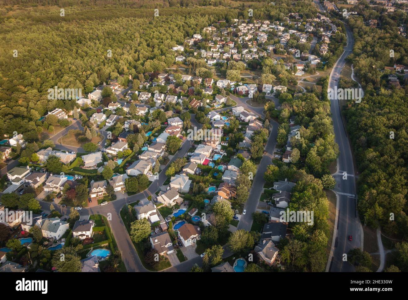 Vista aérea de las casas y calles en el hermoso barrio residencial de Montreal, Quebec, Canadá. Concepto de propiedad, vivienda y bienes raíces. Foto de stock