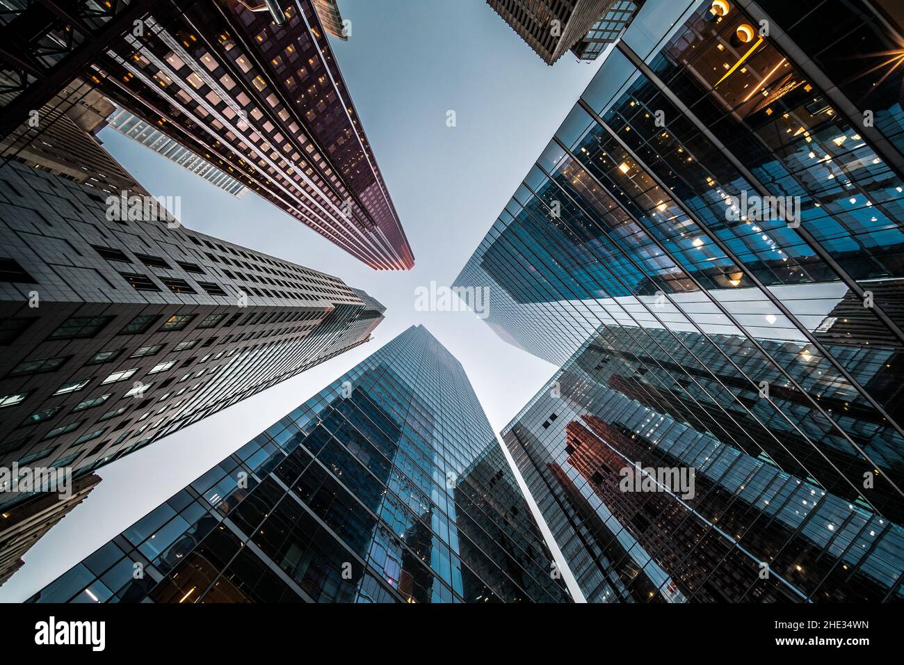 Concepto de negocios y finanzas, mirando la arquitectura de edificios de oficinas de gran altura en el distrito financiero de una metrópolis moderna. Foto de stock