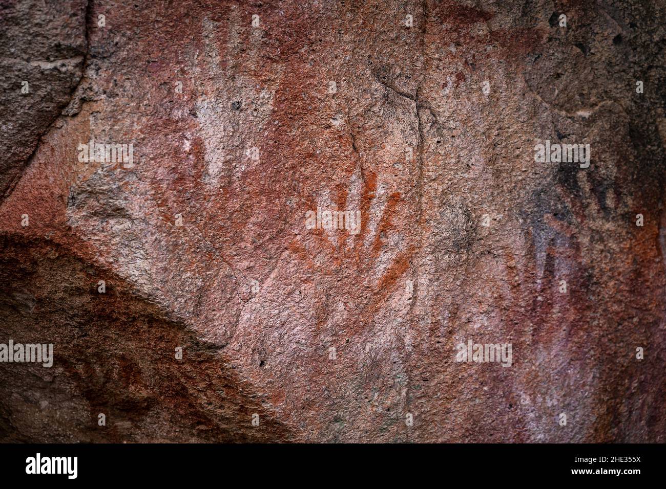 Detalle de primer plano del arte rupestre prehistórico mostrando una mano con seis dedos en la Cueva de las Manos alias Cueva de Las Manos en Patagonia, Argentina. Foto de stock
