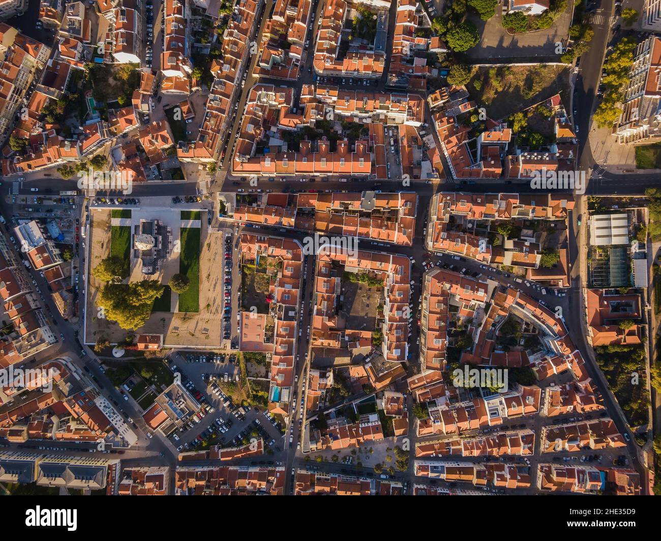 Vista aérea de arriba hacia abajo del tradicional barrio residencial al amanecer en el distrito Belem de Lisboa, Portugal. Foto de stock