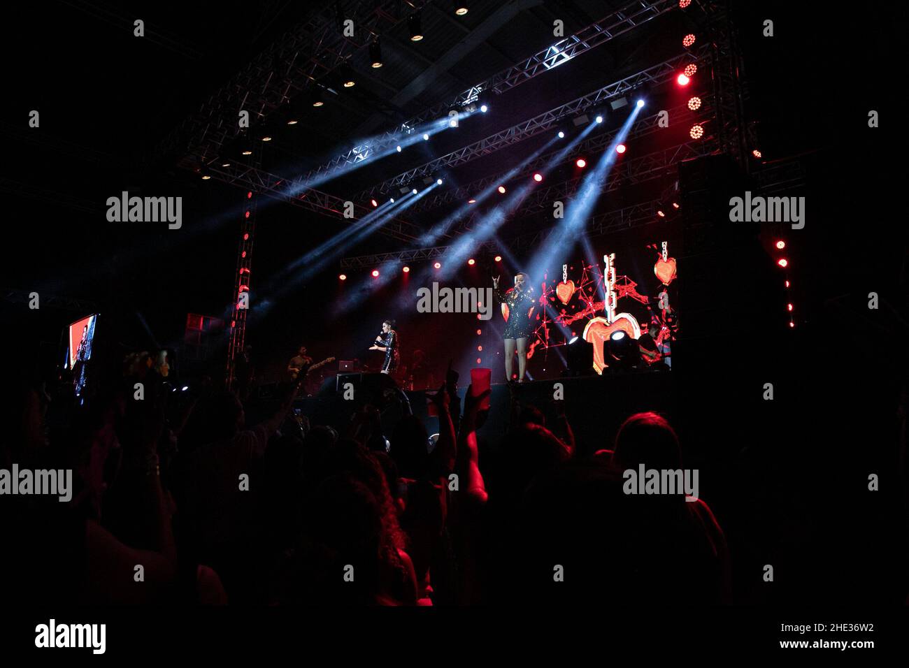 Florianopolis, Santa Catarina, Brasil. 8th de Ene de 2022. (INT) El dúo de campo Maiara y Maraiha durante un concierto en el Stage Music Park en Florianopolis. 8 de enero de 2021, Florianopolis, Santa Catarina, Brasil: El dúo nacional Maiara y Maraiha actúan durante un concierto en el Stage Music Park en la playa Jurere Internacional, en la ciudad de Florianopolis, capital de Santa Catarina, el sábado (8). El cantante Simaria, que está emparejado con Simone, además de los miembros de la banda, dio positivo para Covid-19 y no actuará en el evento. Simone hizo una aparición invitada para el dúo. (Imagen de crédito: © Leco Foto de stock