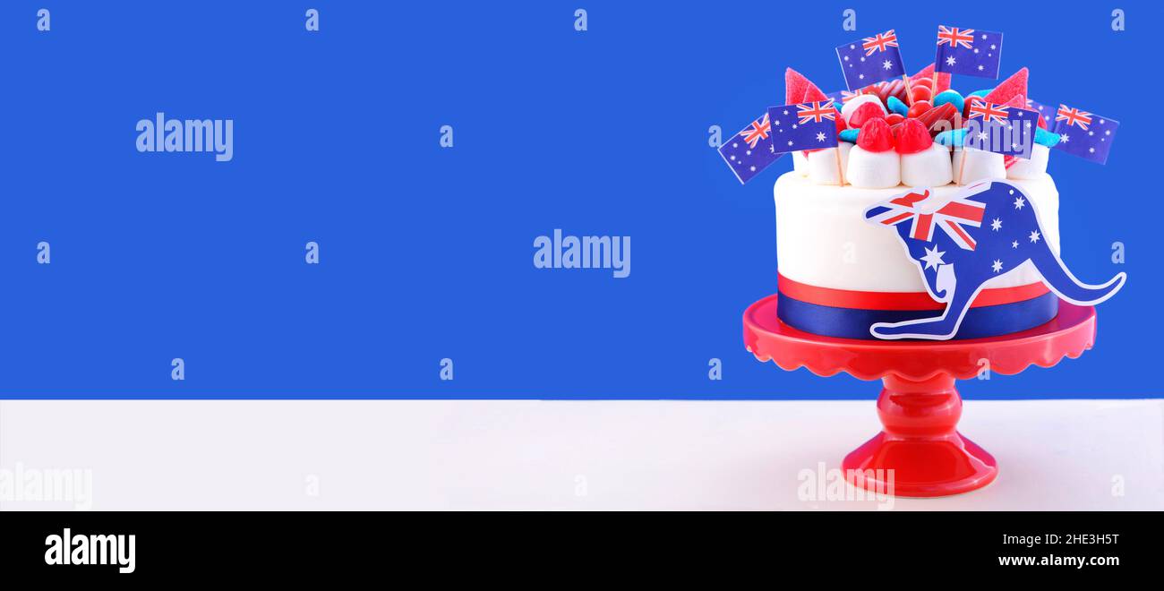 Pastel temático australiano con banderas, canguro y adornos de caramelo en  un soporte de pastel rojo, con el tamaño adecuado para un popular banner de  imágenes de portada web o redes sociales