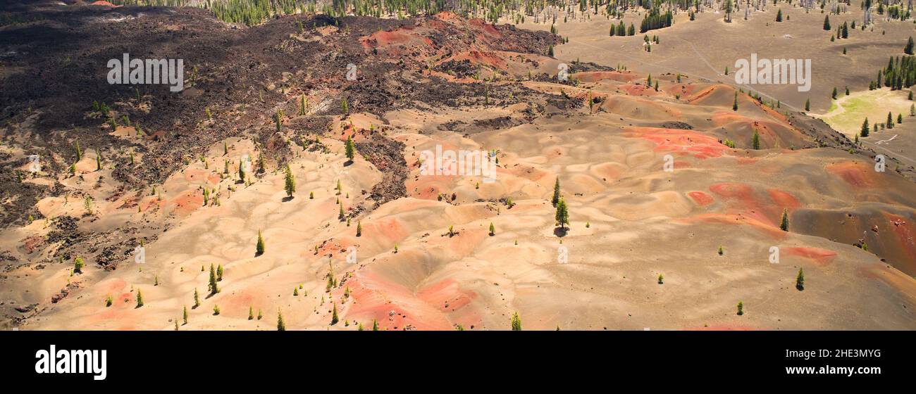 Paisaje colorido con cenizas rojas y naranjas en Dunas pintadas en el Bosque Nacional Lassen. Foto tomada de Cinder Cone en julio. La vida crece en ciclo. Foto de stock