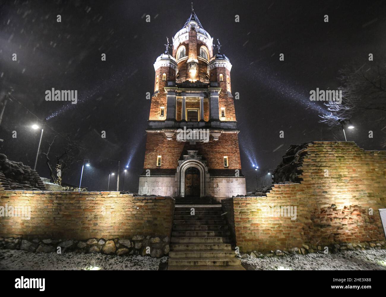 Nieve cayendo en la Torre Gardoš, o Torre del Milenio, y también conocida como Kula Sibinjanin Janka. Distrito de Zemun, Belgrado, Serbia Foto de stock