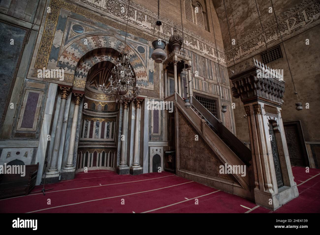 La intrincada qibla de mármol, el mini bar, y el mihrab de uno de los Iwans dentro de la Mezquita madrasa del Sultán Hassan en El Cairo, Egipto. Un hito histórico. Foto de stock