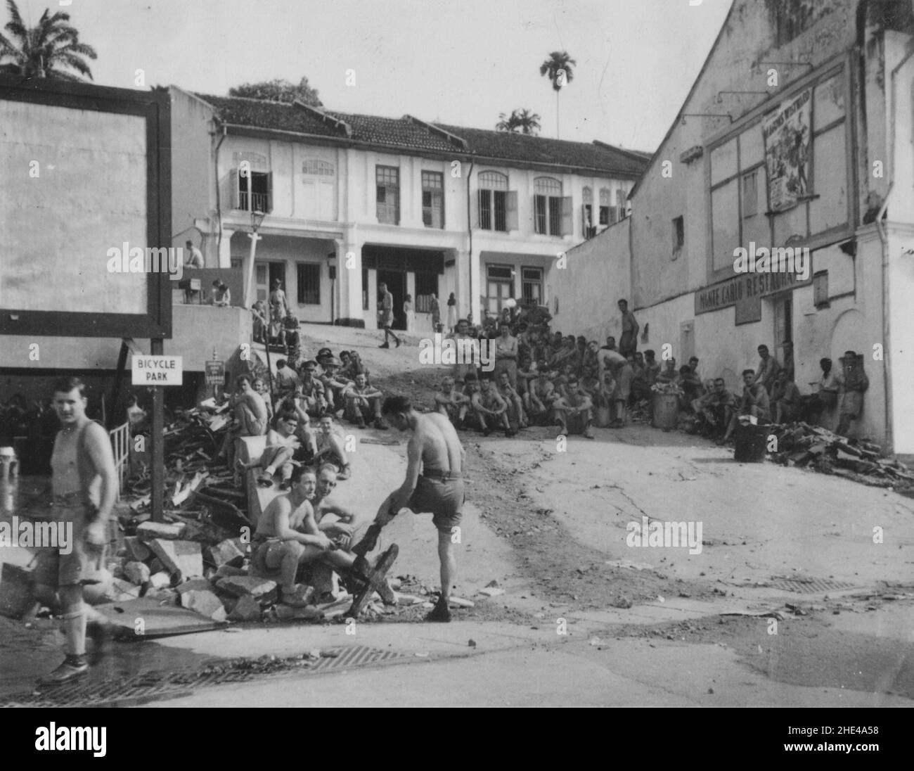 Campaña Malaya, 1941-1942. Se rindieron tropas británicas en Singapur tomadas como prisioneros de guerra por el ejército japonés imperial invasor, hacia febrero de 1942. Foto de stock