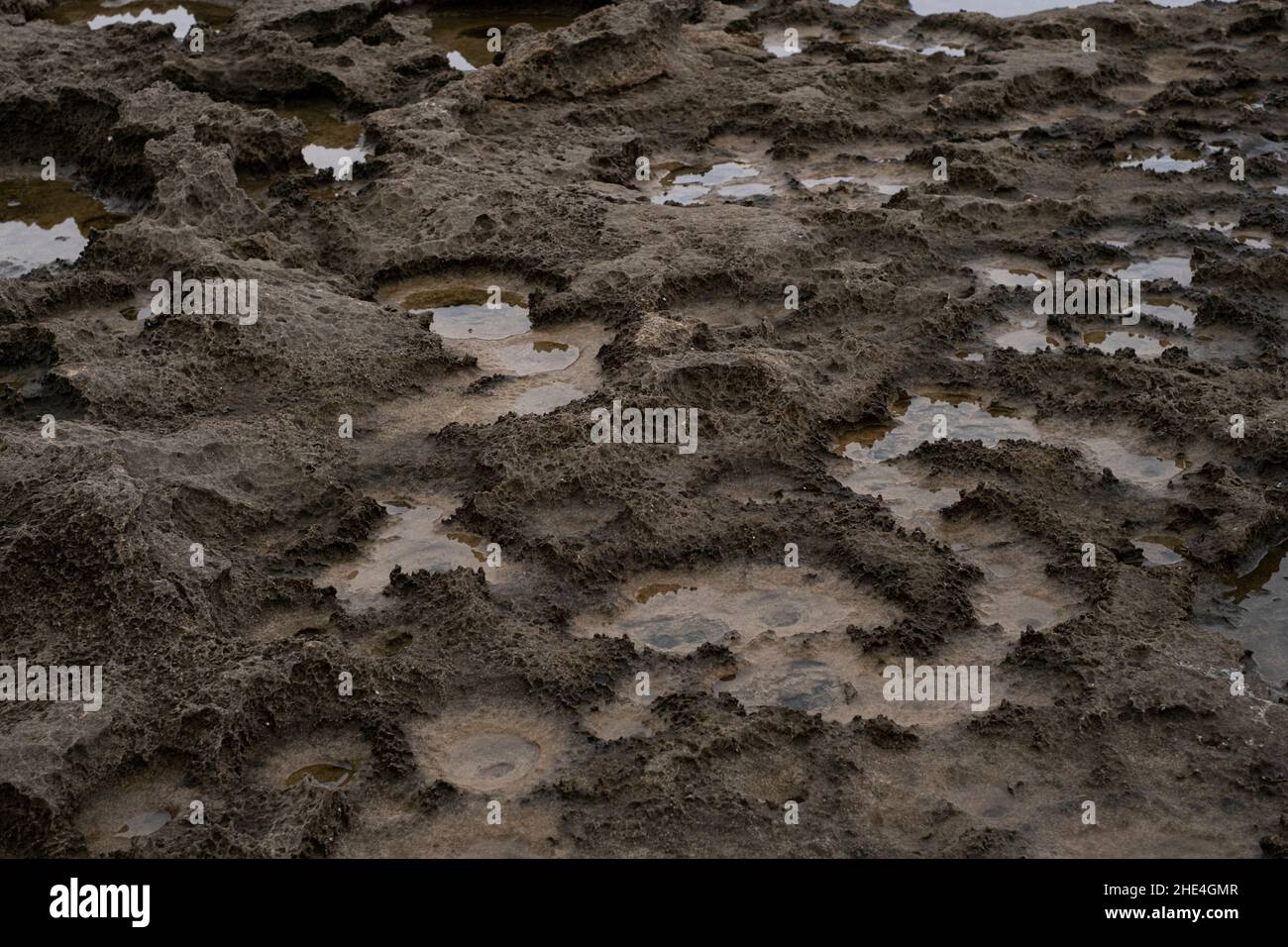Formación de rocas volcánicas en el ecosistema de costa marina silvestre, punto de referencia de la ciencia geológica Foto de stock
