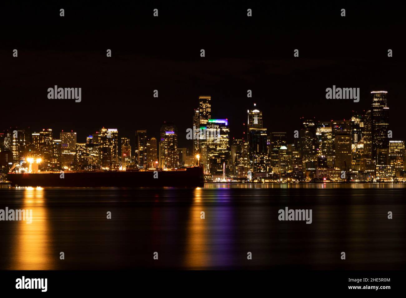 Horizonte de la ciudad de Seattle con barco contenedor en primer plano Foto de stock
