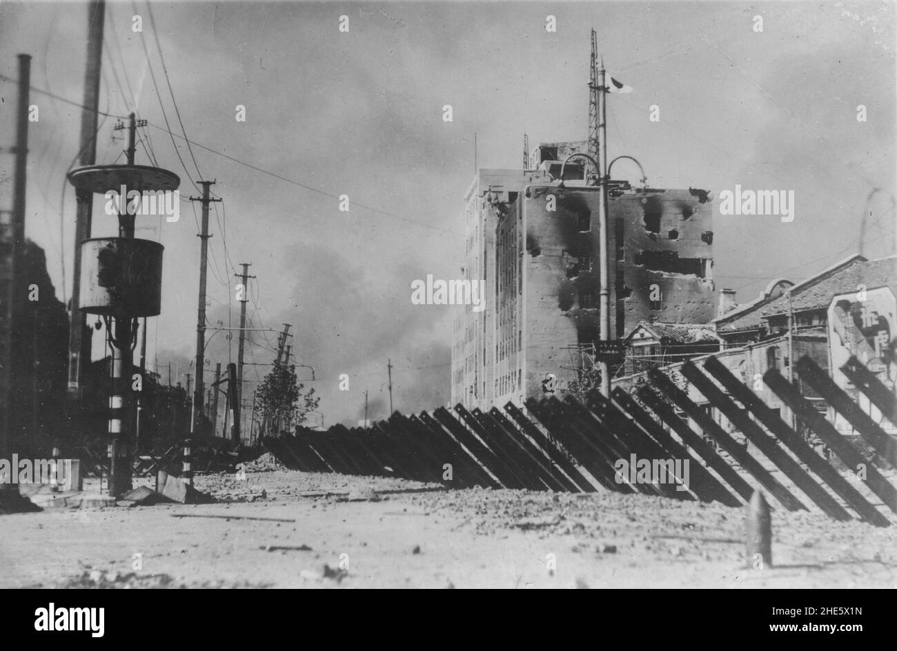 Segunda Guerra Sino-Japonesa, 1937-1945. El edificio en ruinas de la Oficina Ferroviaria de Shanghai vuela una bandera japonesa tras su captura por las fuerzas japonesas durante la Batalla de Shanghai, agosto-noviembre de 1937. Foto de stock