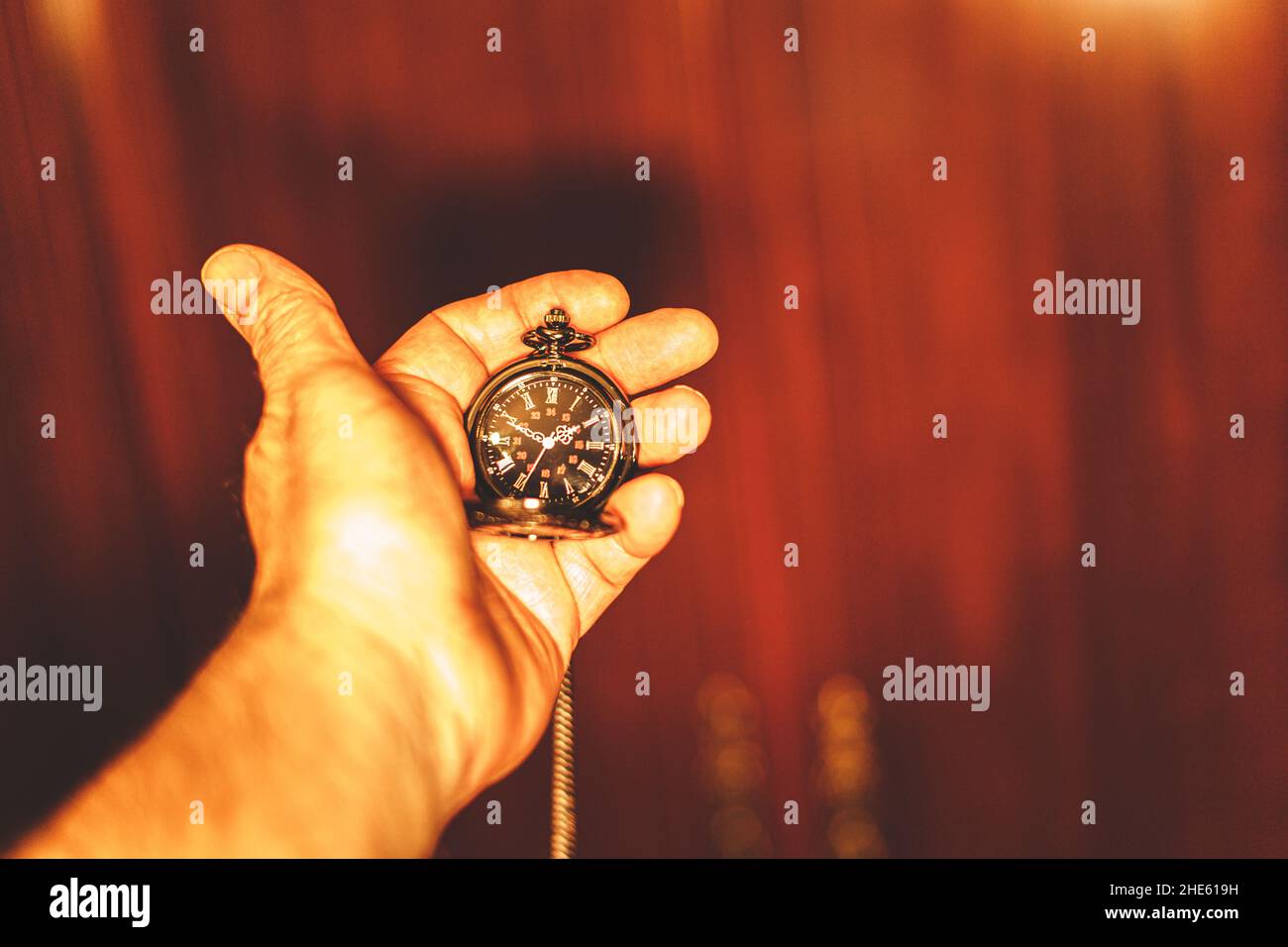 mano mostrando un reloj Foto de stock