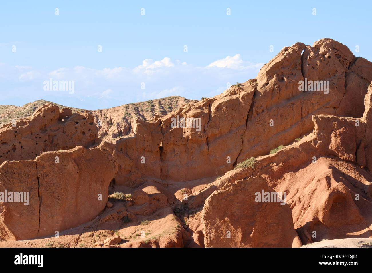Formación de rocas en el cañón de cuento de hadas Skazka cerca del lago Issyk-Kul, Kirguistán Foto de stock