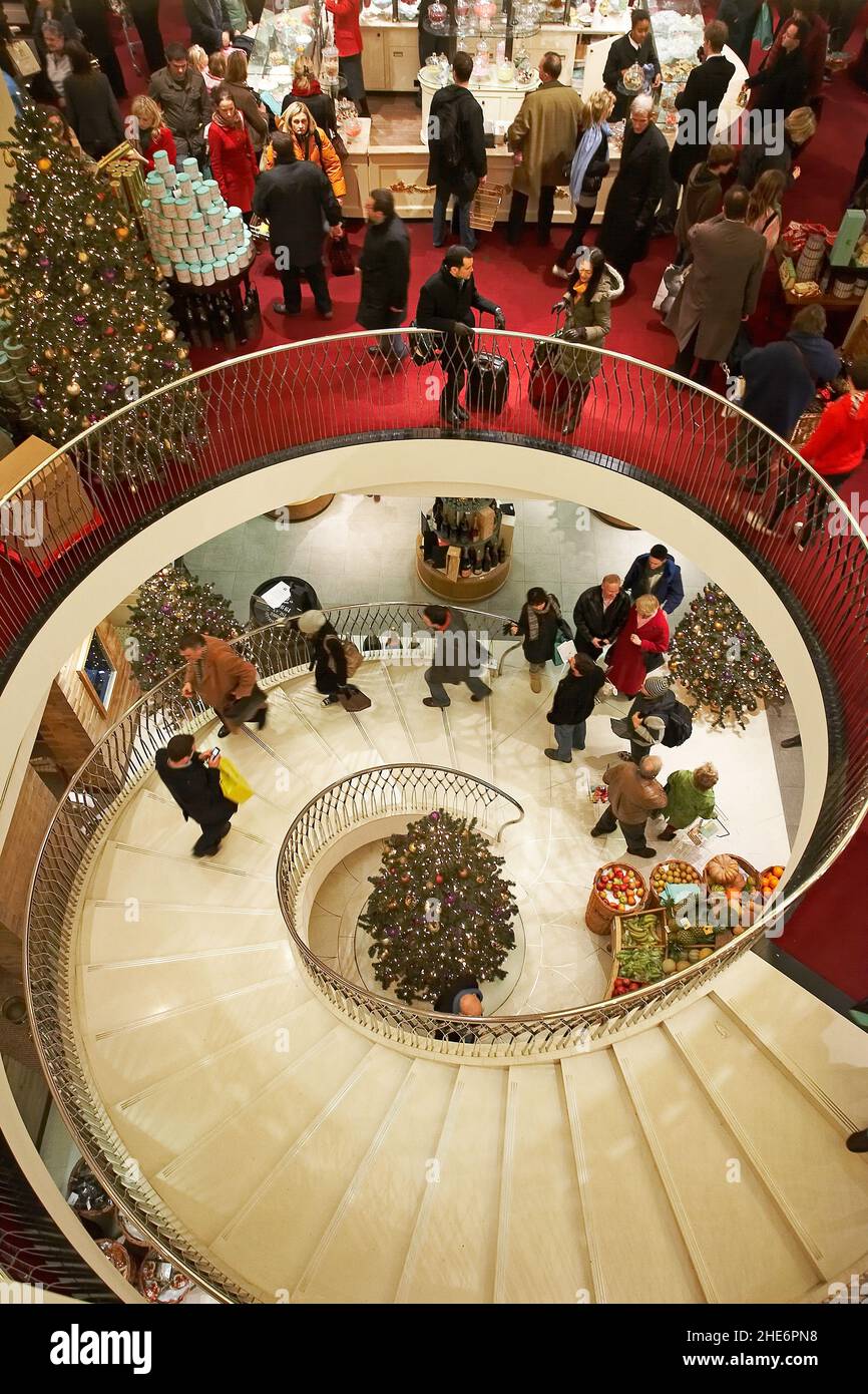 Escalera en espiral en los grandes almacenes Fortnum & Mason, Londres, Inglaterra, Reino Unido Foto de stock
