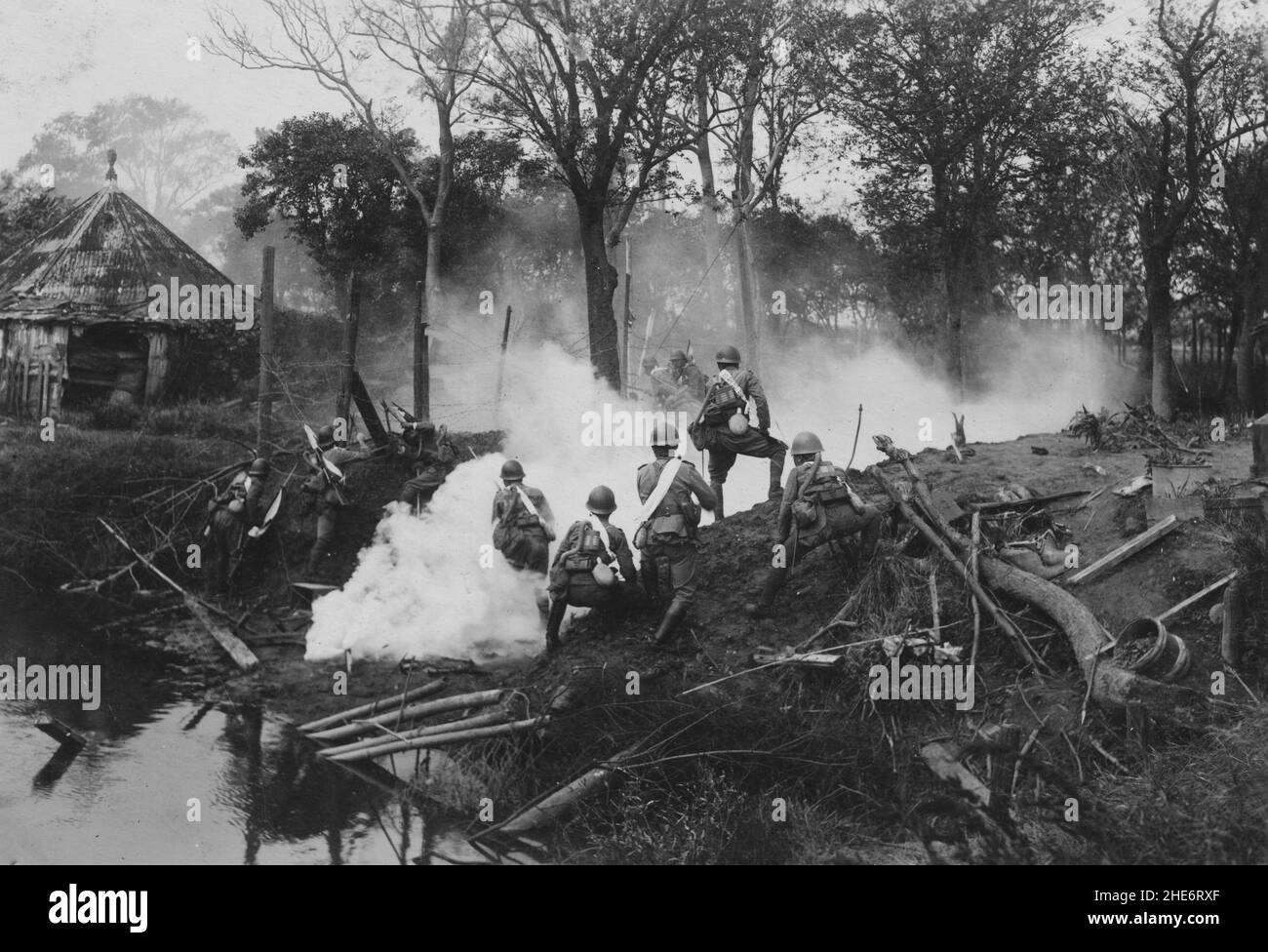 Segunda Guerra Sino-Japonesa, 1937-1945. Los ingenieros de la Fuerza de Desembarque Naval Japonesa trabajan para limpiar una fortificación de alambre de púas chinas durante la Batalla de Shanghai, de agosto a noviembre de 1937. Foto de stock