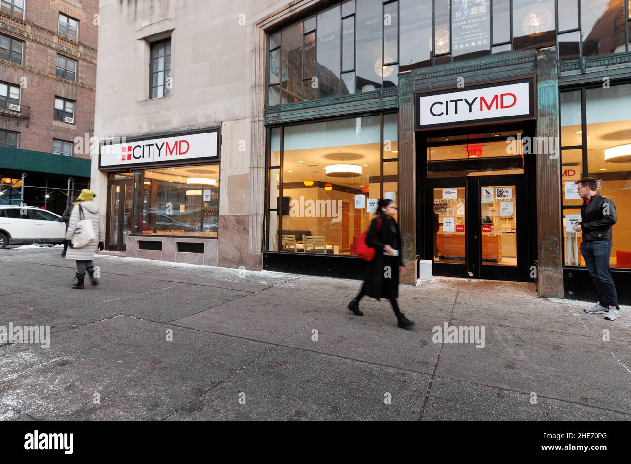 La gente camina por una ubicación CityMD en la parte superior oeste de Manhattan, una cadena de clínicas de atención médica urgente en Nueva York y Nueva Jersey, parte Foto de stock