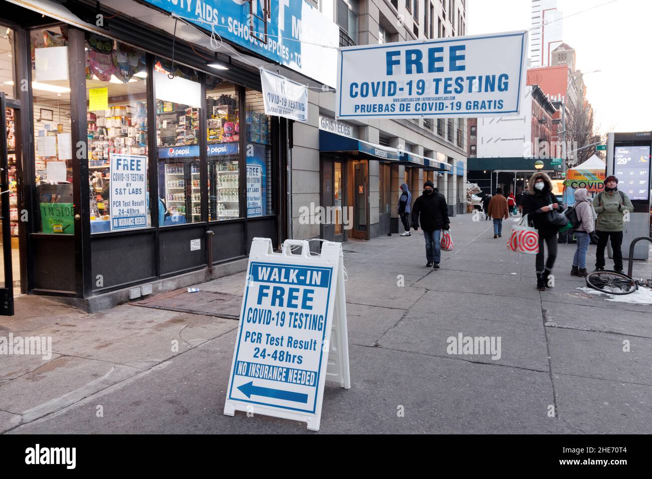 Un cartel en la acera que promueve la prueba de PCR de covid-19 o coronavirus libre en Broadway en el Upper West Side de Nueva York Foto de stock