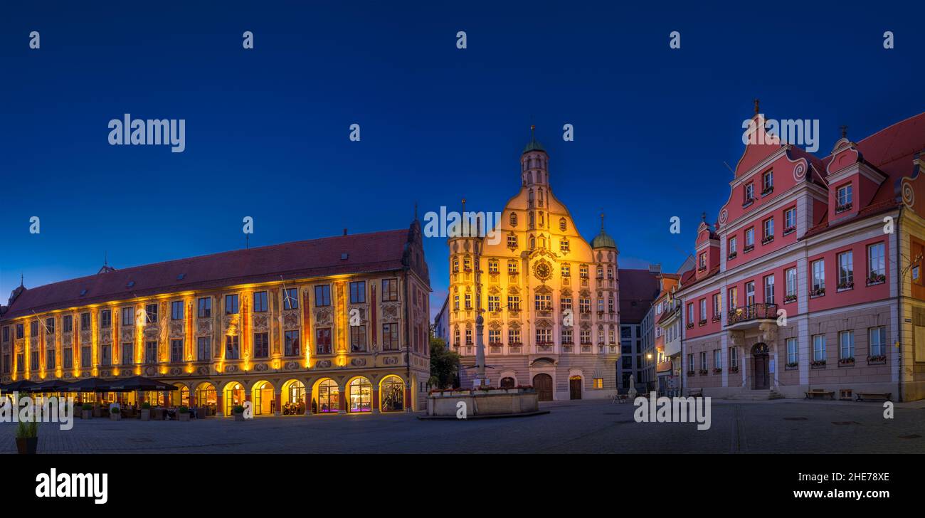 Ayuntamiento de Memmingen por la noche, Baviera, Alemania Foto de stock