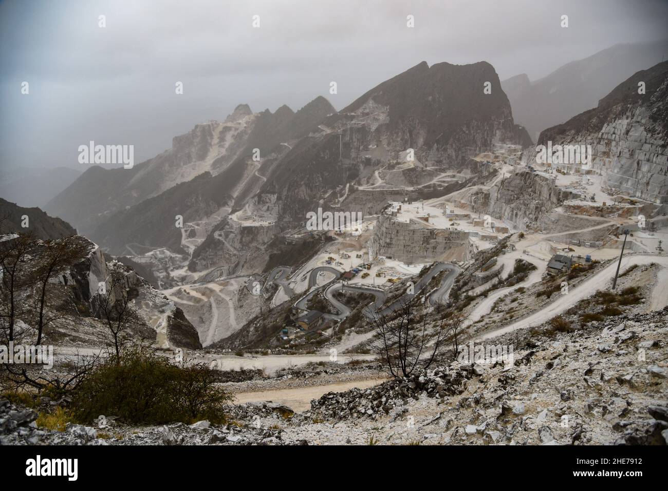 Escenario invernale delle cave di marmo sulle Alpi Apuane Foto de stock