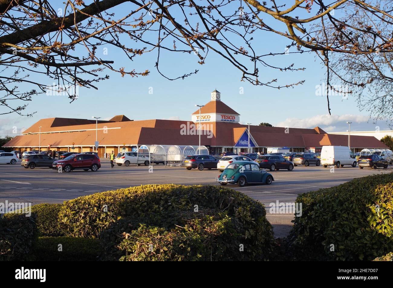 Supermercado Tesco en el centro Westbridge, un distrito comercial fuera de la ciudad Foto de stock