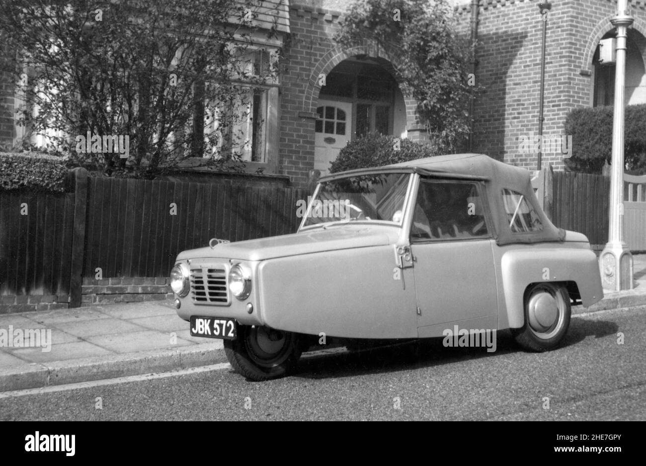 Reliant Regal Mk 1 Coche de tres ruedas estacionado fuera de casa familiar 1953. Foto de stock