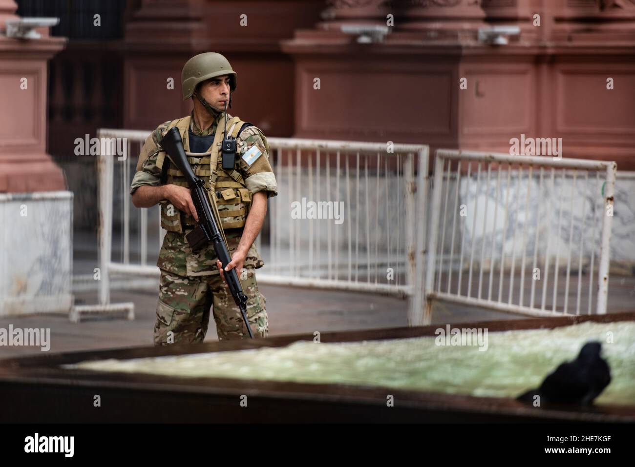 Oficial del Ejército guarda la Casa Rosada durante la reunión de G20 celebrada en Buenos Aires Foto de stock