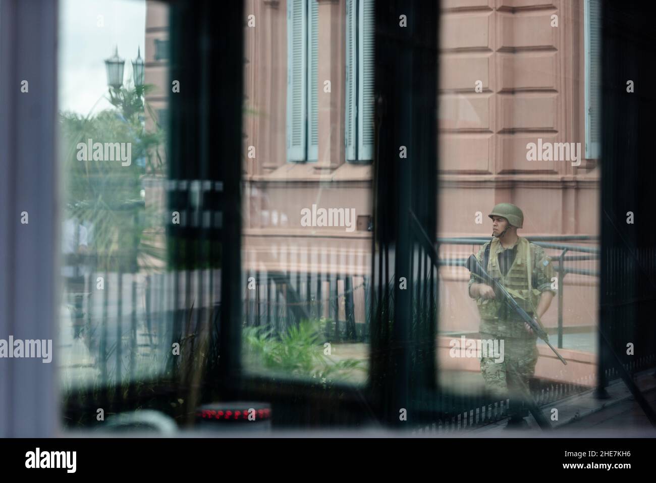 Oficial del Ejército guarda la Casa Rosada durante la reunión de G20 celebrada en Buenos Aires Foto de stock