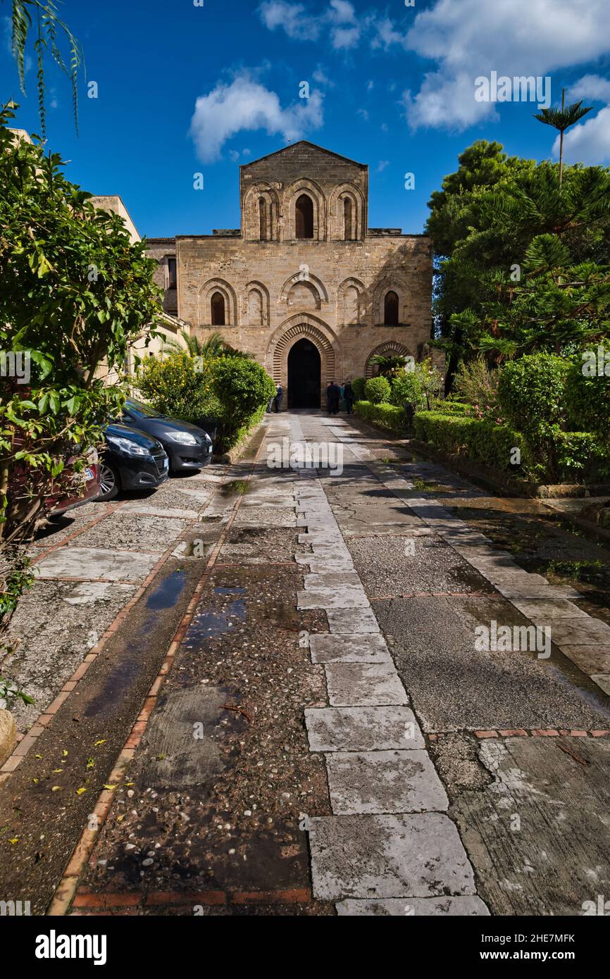 Vista exterior de la Basílica de la Santísima Trinidad, también
