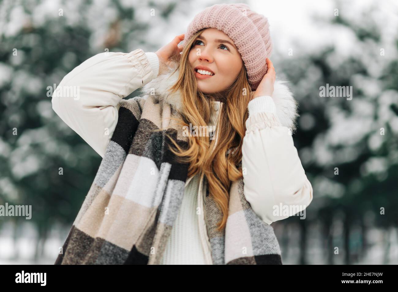 Ropa elegante de invierno fotografías e imágenes resolución - Alamy