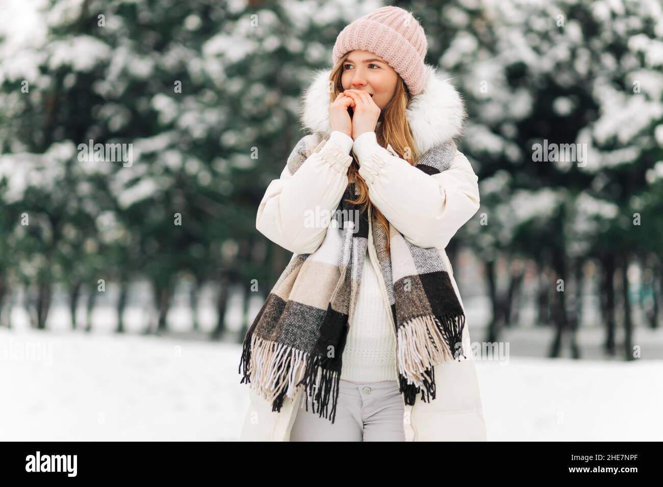 1.628.100+ Ropa Invierno Fotografías de stock, fotos e imágenes libres de  derechos - iStock