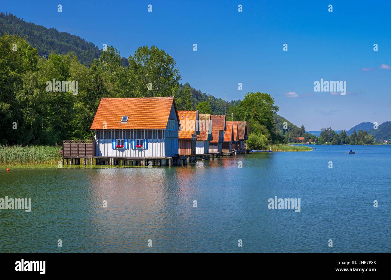 Boathouses en Grosser Alpsee, Allgäu, Baviera, Alemania Foto de stock