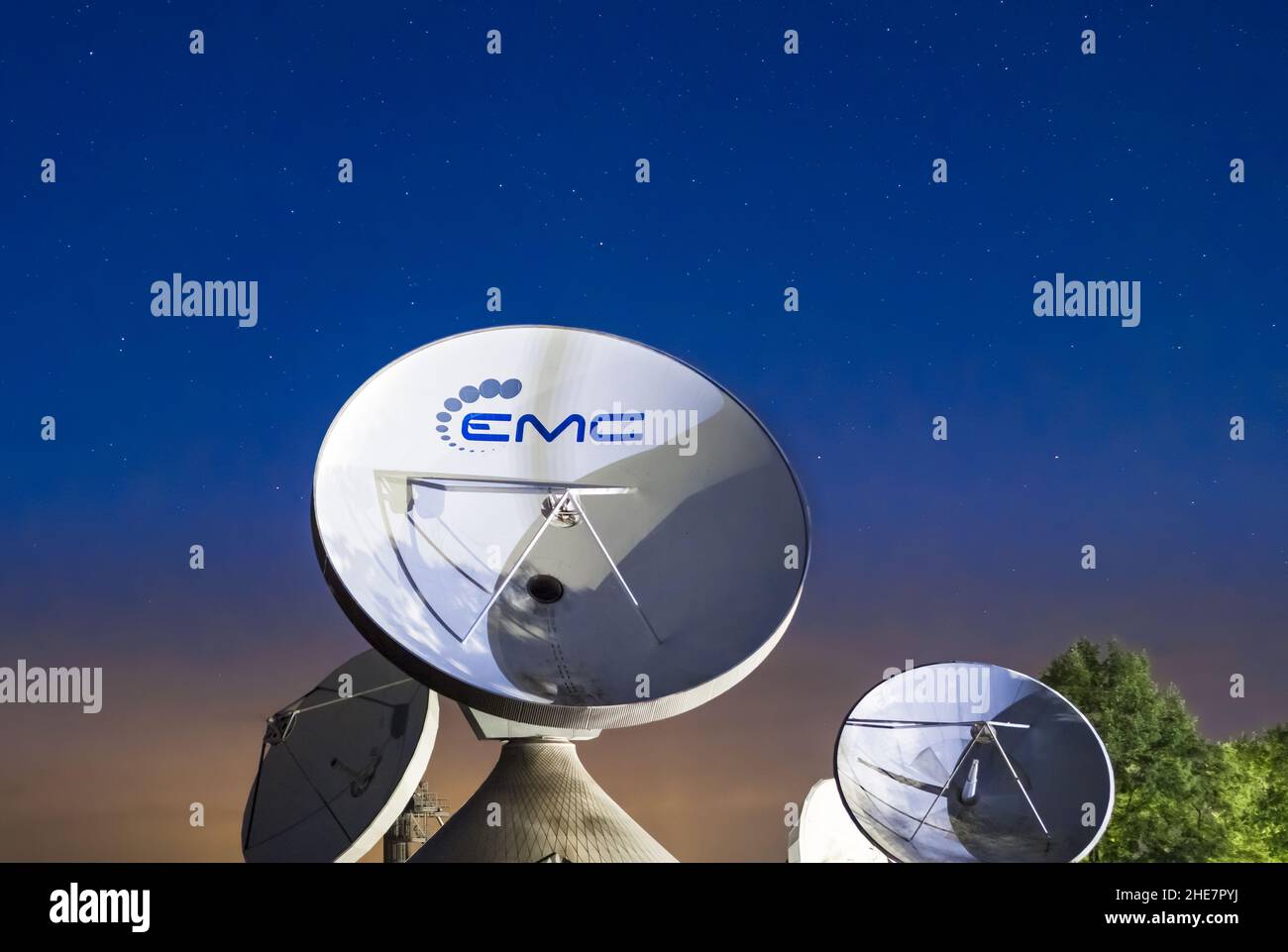 Cielo nocturno sobre antenas parabólicas de la estación terrestre Raiing, Baviera Alemania Foto de stock